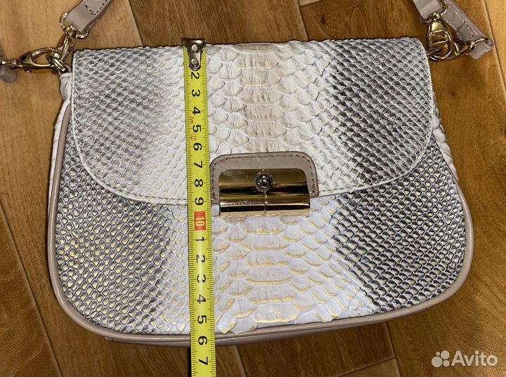 Маленькая бежевая кожаная сумка