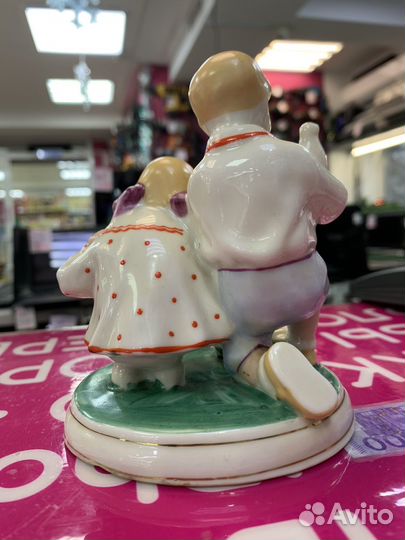 Фарфоровая статуэтка Дети кормят голубей