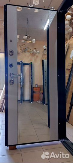 Входная дверь с зеркалом