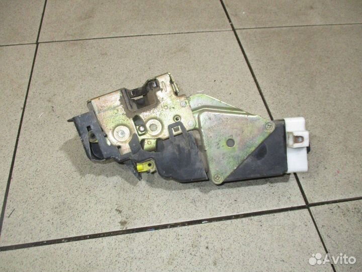 Замок двери передней правой Mitsubishi Carisma