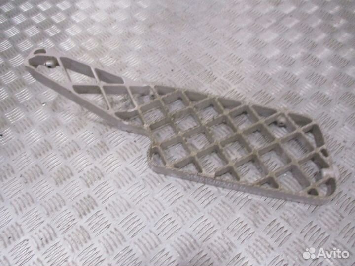 Ступенька верхняя правая Scania 1535040