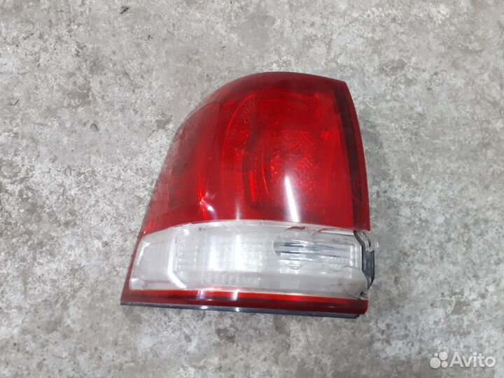 Фонарь задний L Toyota Land Cruiser 200(дефект)