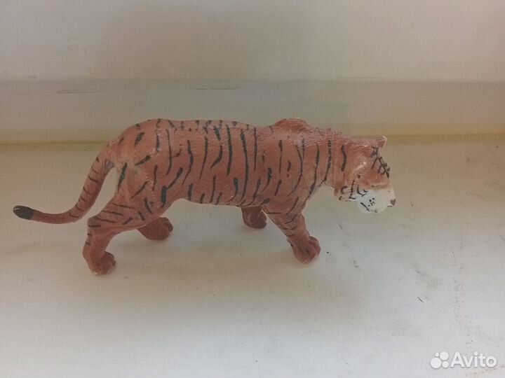 Фигурки животных;