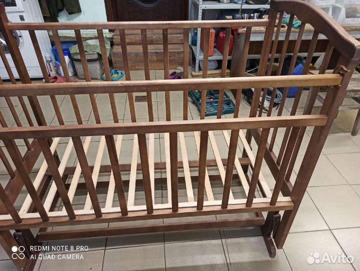 Детская кроватка с маятником