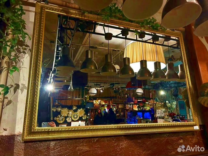 Большое зеркало в багетной раме