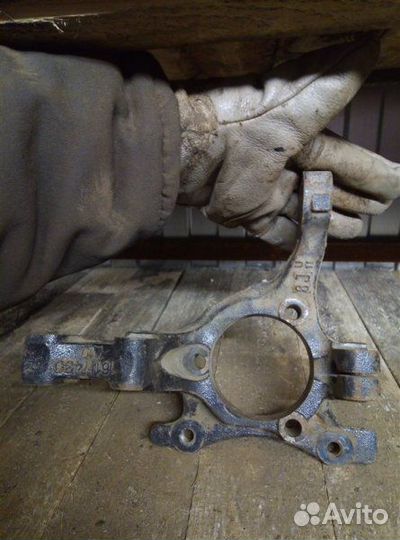 Кулак (цапфа) передний правый Opel Astra H 2010