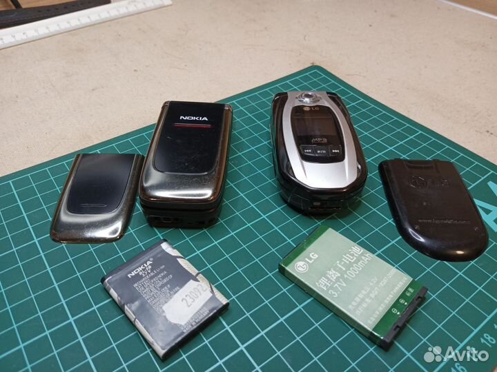 Два телефона LG M4410 и Nokia RH-97