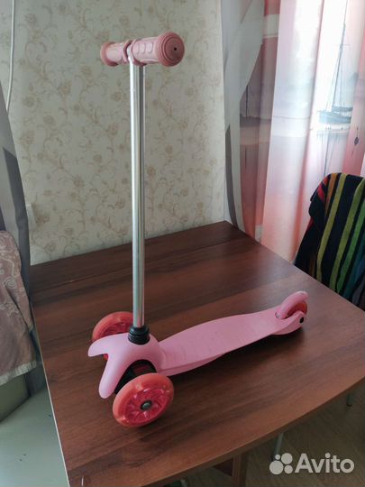 Самокат трёхколёсный