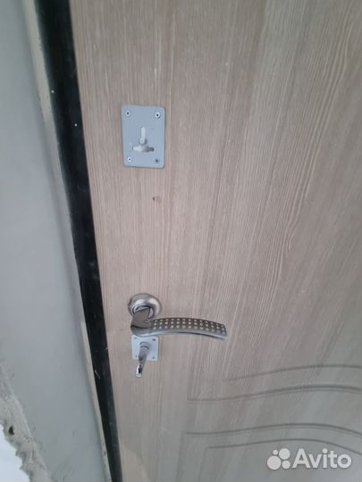 Продам входную, металлическую дверь с новостройки