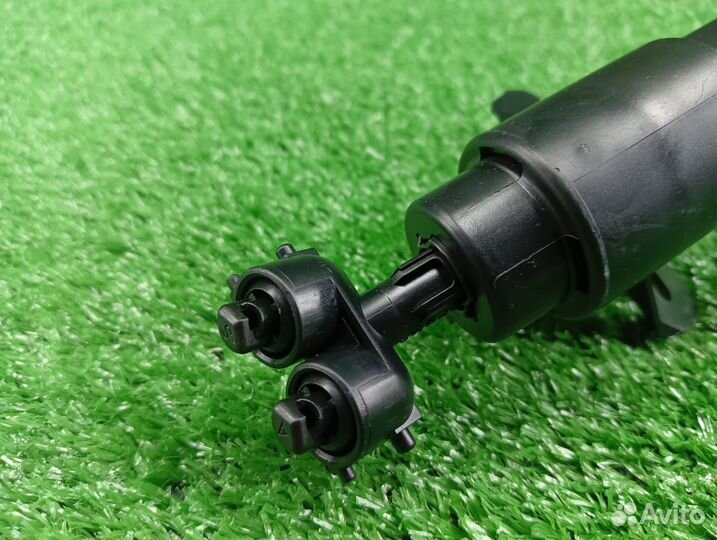 Форсунка омывателя фары правая VW Touareg 7L 2002