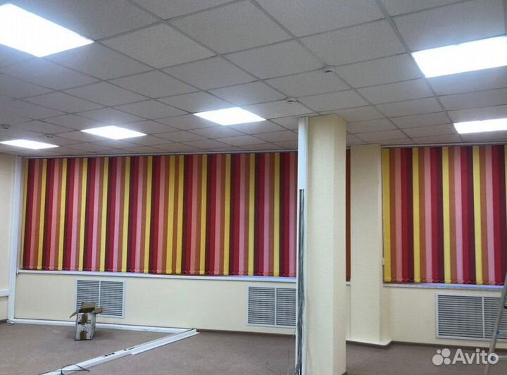 Рулонные шторы в коричневом коробе I2132