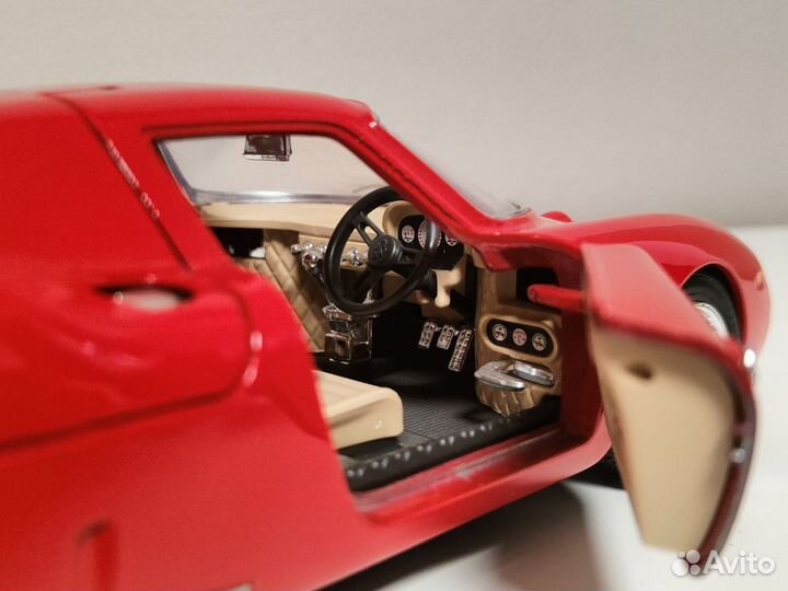 Модель 1:18 Bburago Ferrari 250 LM 1965