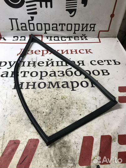 Уплотнитель заднего стекла Audi A1