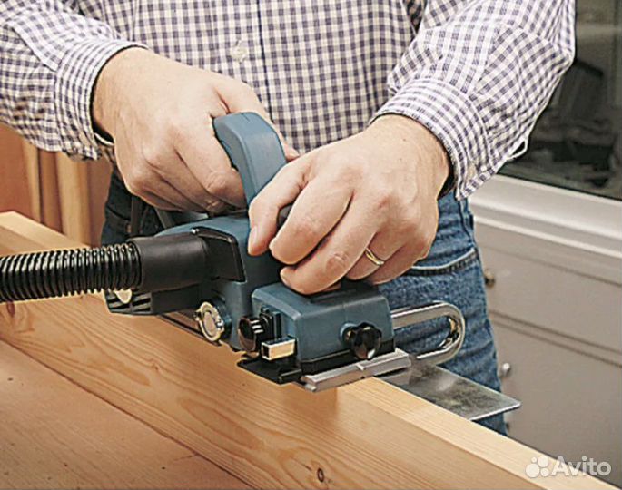 Разнорабочие строгать бревно