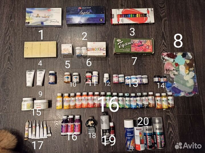 Художественные принадлежности контейнером