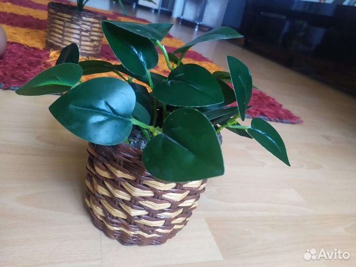 Искусственные цветы в горшках