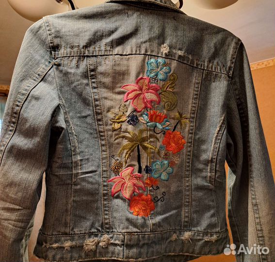 Джинсовая куртка с вышивкой