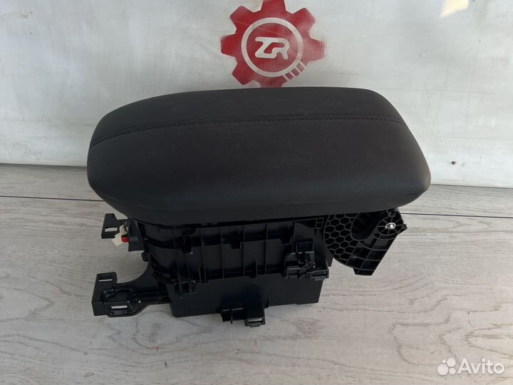 Toyota rav4 подлокотник