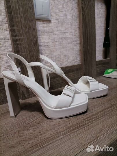 Босоножки женские 39-40 размер на каблуке