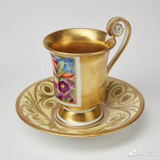 Крм. Коллекционная чашка с блюдцем с цветочной рос