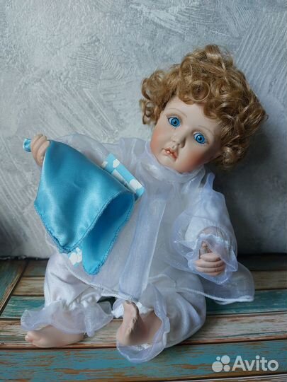 Фарфоровая коллекционная кукла