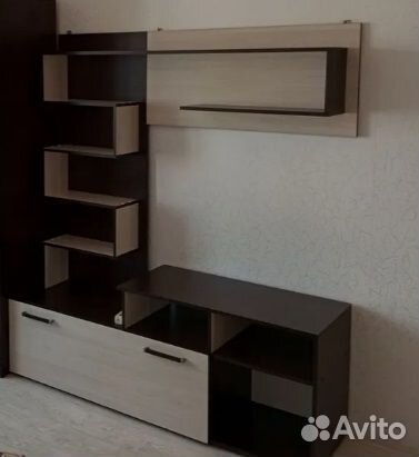 Гостиная с открытыми и закрытыми полками