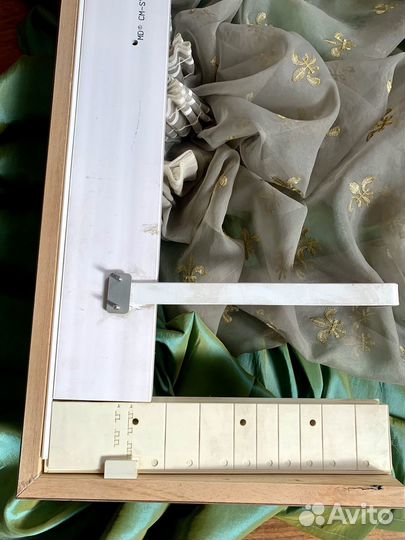 Набор штор с деревянными карнизами для эркера