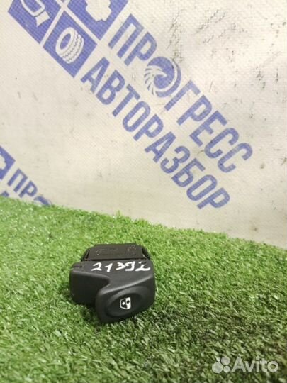 Кнопка стеклоподъемника Renault Sandero Stepway