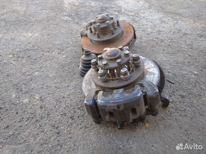 Ступица в сборе с тормозным суппортом