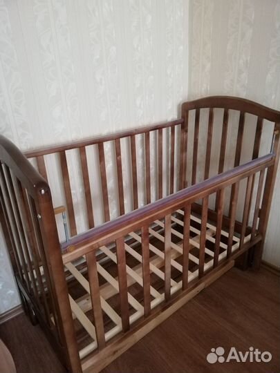 Детская кроватка с продольным маятником