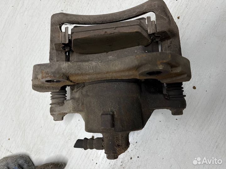 Суппорт передний левый правый Primera P12