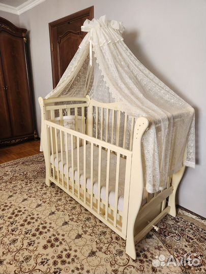 Детская кроватка с поперечным маятником