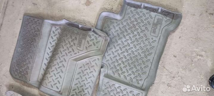 Резиновые коврики в салон Toyota LC 200