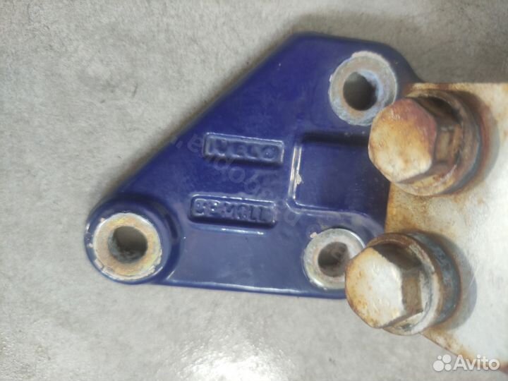 Петля двери правой нижняя Iveco Stralis стралис