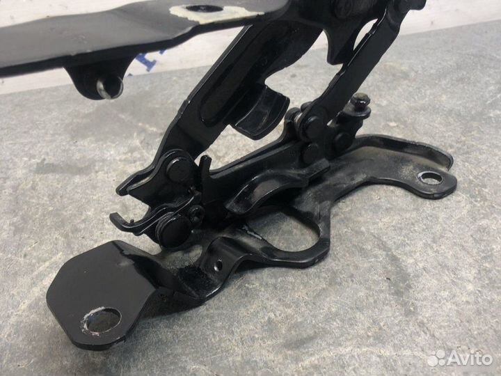 Петля правая Kia Stinger Gt