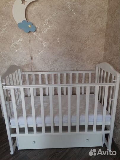 Детская кроватка с маятником и ящиком