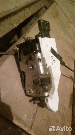 Замок двери передней правой на пежо 207