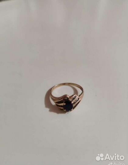 Золотое кольцо с сапфиром