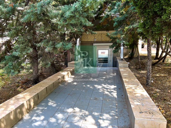 Помещение 123,5 м2 на первой линии Острякова