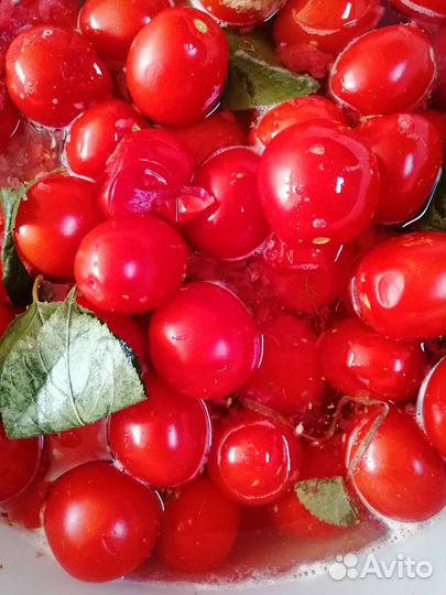 Бочковые соленья. Огурцы, помидоры солёные