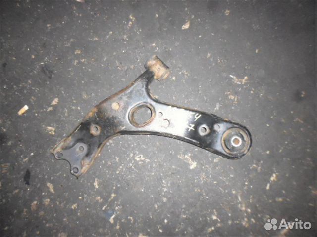 Рычаг подвески нижний передний правый Toyota Auris