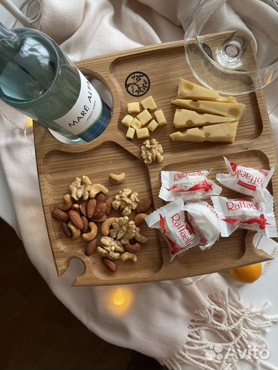 Винный столик деревянный