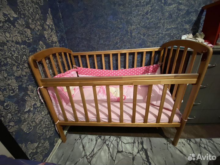 Детская кроватка с маятником