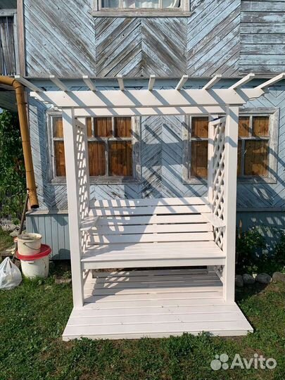 Пергола со скамейкой