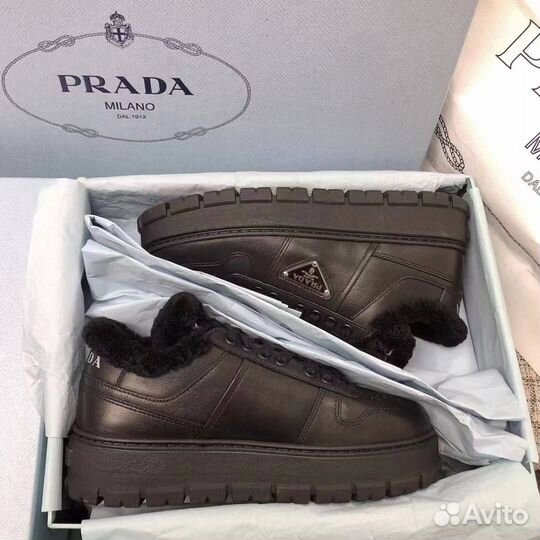 Женские кроссовки prada с мехом