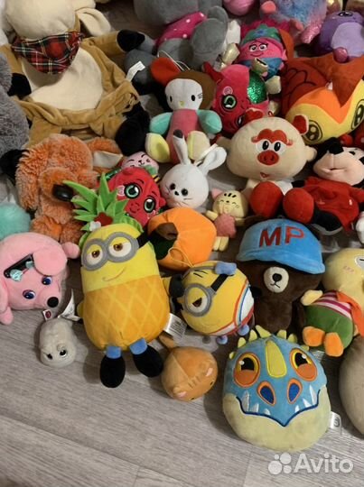 Целая коробка игрушек