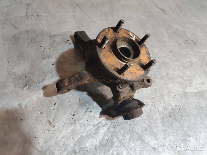 Кулак передний правый Toyota Avensis Verso 2001