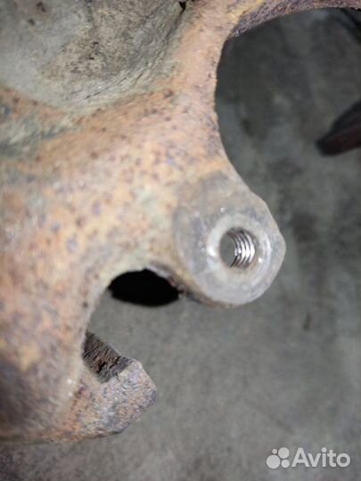 Кулак поворотный левый Volkswagen Golf 2 хетчбек