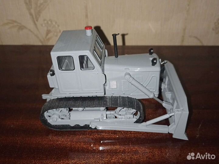 Модель трактора т100м