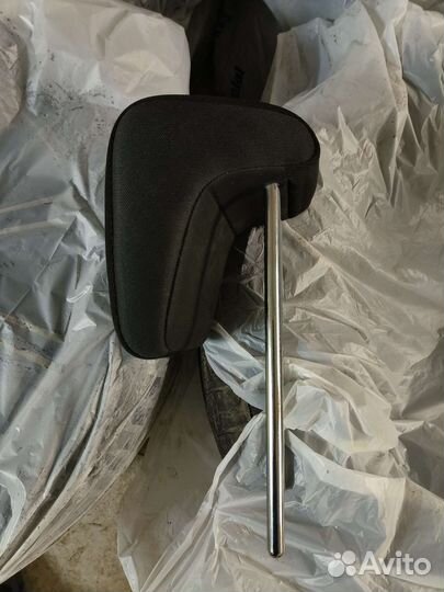 Подголовник заднего сидения